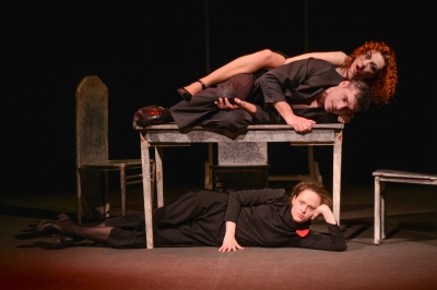 спектакль «За закрытыми дверями»